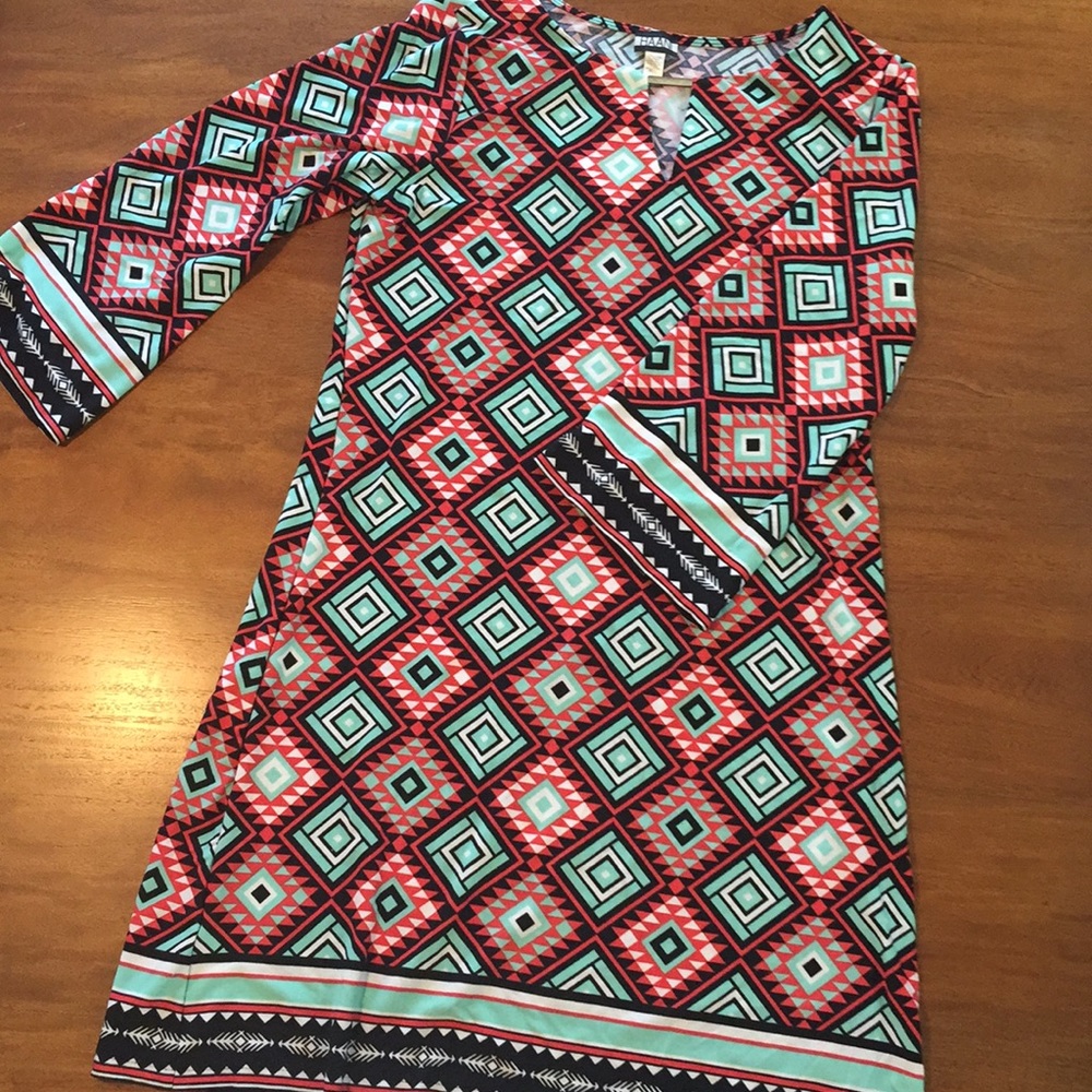 Mod dress with geometric design and flare sleeves